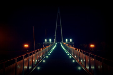 Kładka nad wodą nocą