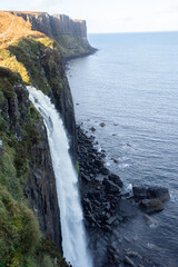 Scogliere di Kilt Rock e Cascata Mealt Falls, Isola di Skye, Scozia