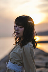 夕暮れの景色の中にいる女性