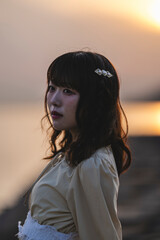 夕暮れの景色の中にいる女性