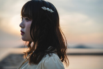 夕暮れの景色の中にいる女性