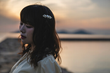 夕暮れの景色の中にいる女性