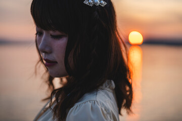 Fototapeta premium 夕暮れの景色の中にいる女性