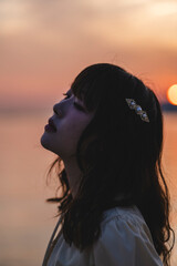 夕暮れの景色の中にいる女性