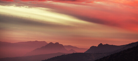 Obraz premium Mountains on sunset