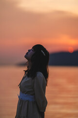 夕暮れの景色の中にいる女性