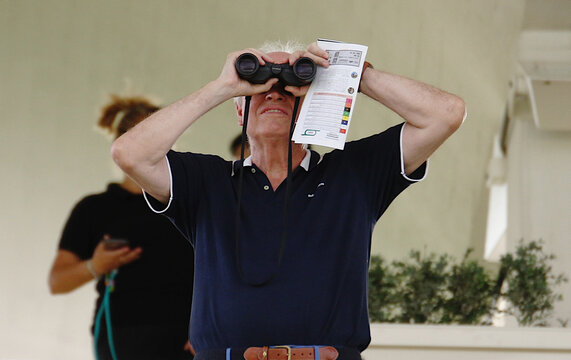 Fototapeta Hombre mirando con prismáticos atentamente