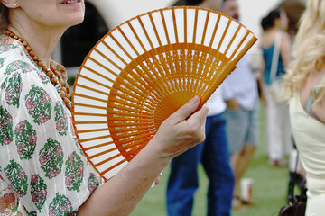 Abanico bonito y elegante para el calor sofocante de verano