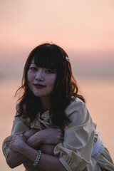 夕暮れの景色の中にいる女性