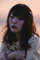夕暮れの景色の中にいる女性
