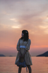 夕暮れの景色の中にいる女性
