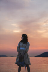 夕暮れの景色の中にいる女性