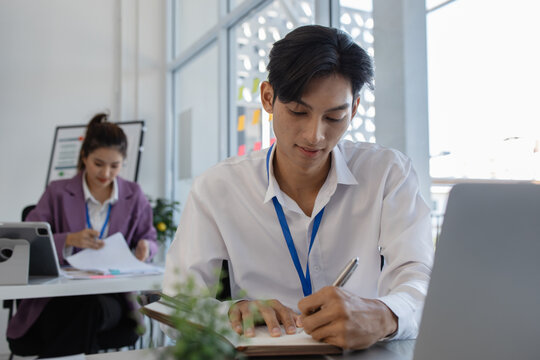 the atmosphere of the company's employees working together, the finance department staff work with the accounting department, a group of businessmen are exchanging insights with each other
