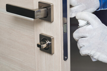 lubrication of the door lock by the master after repair and checking of operation