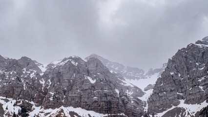 Obraz premium Dramatic mountain peaks create stunning backdrop for adventure tourism