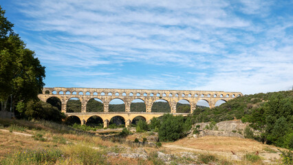 Le pont du Gard avec le Gard en dessous, en été 