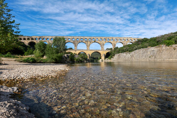 Le pont du Gard avec le Gard en dessous, en été 