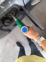 Fare rifornimento di carburante alla stazione di servizio per la propria automobile