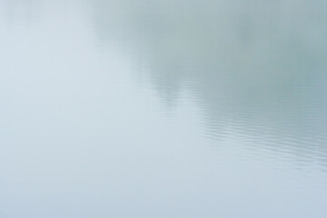 霧で霞んだ水面に樹木が映る01