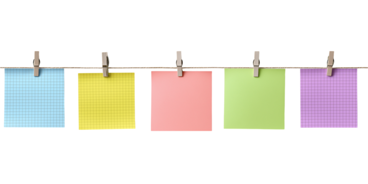 壁に貼り付けた、様々なメモの紙片