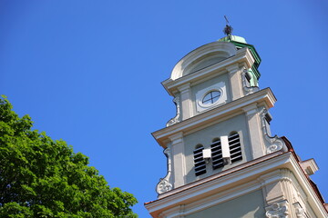 Obraz premium Yellow tower fragment and the blue sky