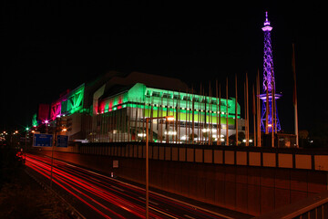 Berlin, Internationales Congress Centrum mit dem alten Funkturm an der Messe, angestrahlt bei Nacht