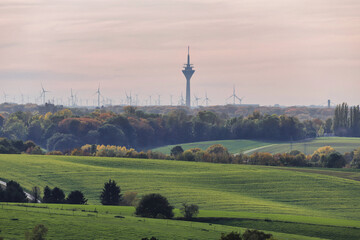 Düsseldorf, hügelige Landschaft mit Blick auf dem Fernsehturm und die Windräder, gesehen von Ratingen aus
