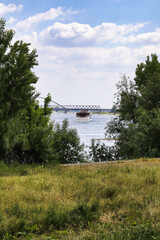 Neuss, Partyschiff auf dem Rhein vor der Hammer Eisenbahnbrücke