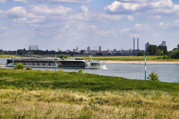 Düsseldorf, Hotelschiff auf dem Rhein vor der Düsseldorfer Skyline