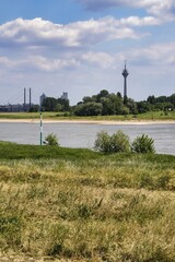 Düsseldorf, Blick von Heerdt aus auf den Rhein und den Fernsehturm