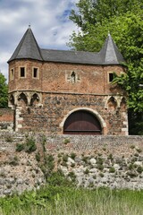 Zons, Südtor an der Stadtmauer