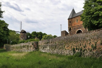 Zons, Stadtmauer mit Südtor und Mühle