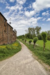 Zons, Wanderweg entlang der äußeren Stadtmauer mit der "Pfefferbüchse"