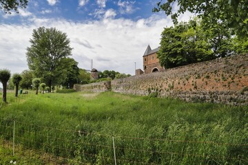 Zons, Stadtmauer mit dem Südtor