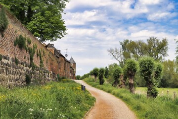Zons, Wanderweg außerhalb der Stadtmauer