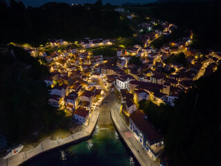 Faro y pueblo de Cudillero en Asturias de noche