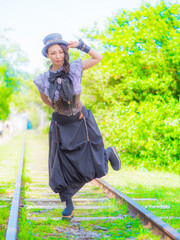 片足立ちのスマイル女性_01