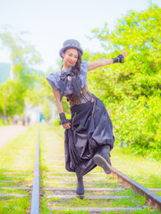 片足立ちのスマイル女性_04