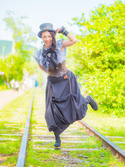 片足立ちのスマイル女性_02