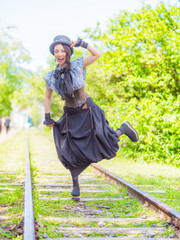 片足立ちのスマイル女性_03