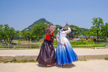 アジアの伝統衣装を着た女性たち