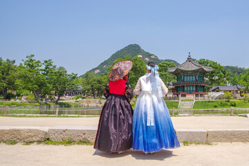 アジアの伝統衣装を着た女性たち
