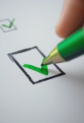 Mano con bolígrafo marcando una lista de verificación con una marca de chequeado verde