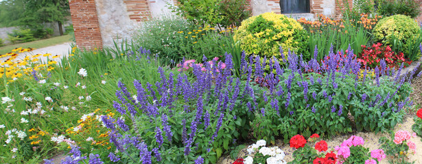 Jardin et massif en fleur devant la maison, aménagement paysager © CURIOS