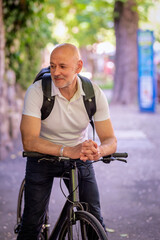 Obraz premium Mature man using a bicycle in the city