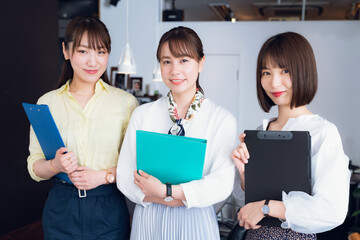 オフィスに立つ女性グループ 