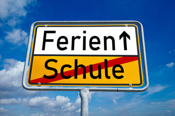 Ferien statt Schule – Aufbruch in die freie Zeit als Ortsschild