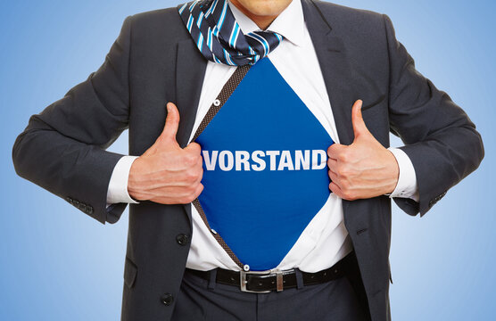 Geschäftsmann im Anzug zeigt Slogan Vorstand unter seinem Hemd