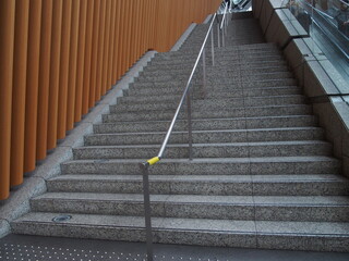 モダン建築の石造りの階段