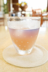 シークヮーサー果汁を注いだ、紫からオレンジのグラデーションがきれいなアイスバタフライピーティー